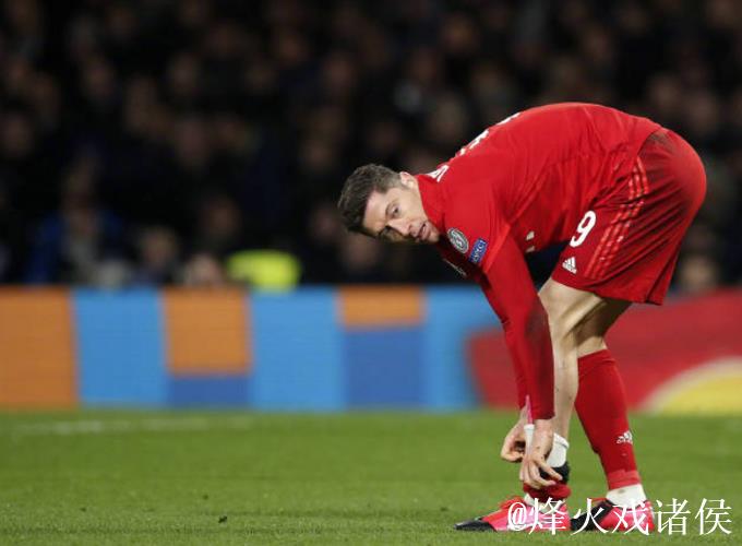 拜仁官方：莱万左膝胫骨骨裂，预计缺阵四周比赛